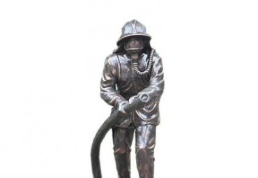 灭火的消防员铜雕