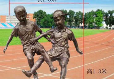 校园踢足球的儿童铜雕