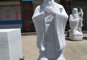 青石校园孔子石雕