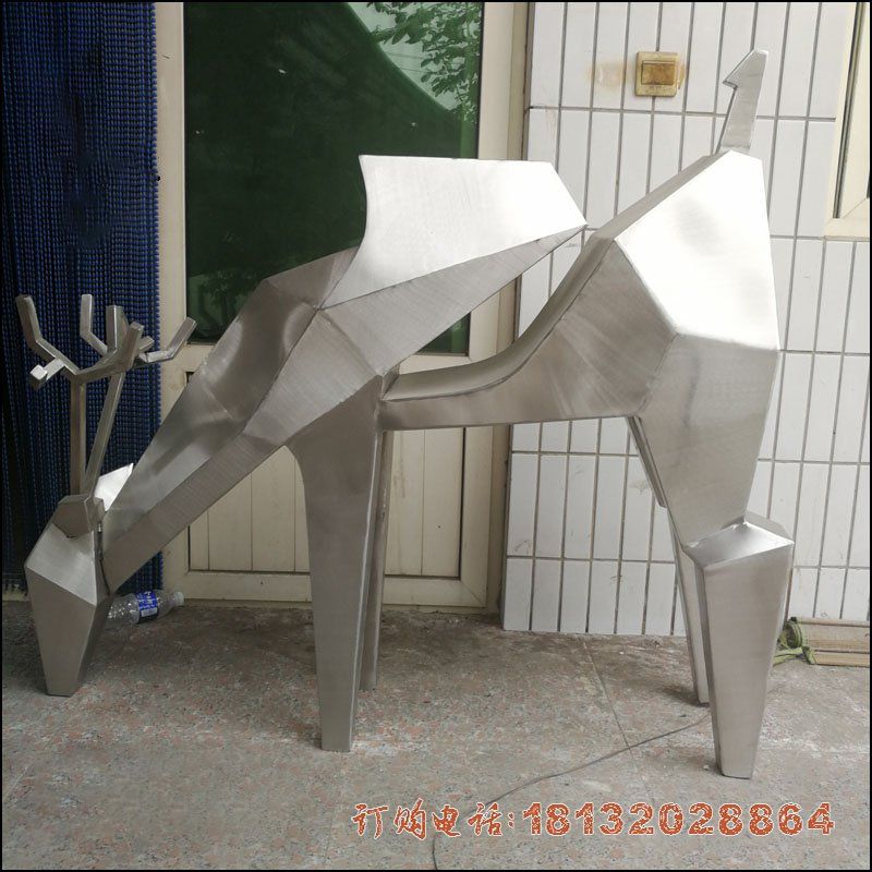 不锈钢低头吃草梅花鹿雕塑