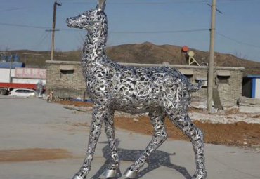 小区不锈钢镂空鹿雕塑