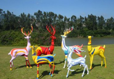 公园动物玻璃钢彩绘梅花鹿雕塑