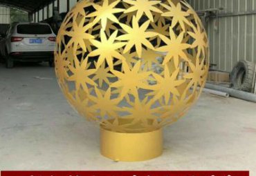 枫叶不锈钢镂空球雕塑
