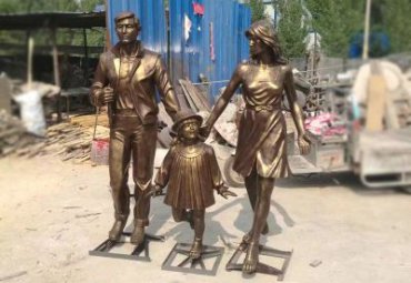 步行街逛街一家三口人物铜雕