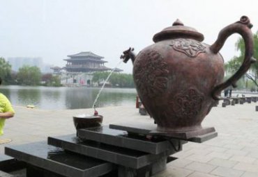 流水茶壶景区铜雕