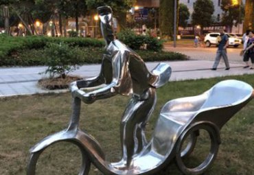 不锈钢抽象骑三轮车人物雕塑