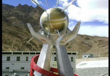 广场不锈钢手托太阳雕塑
