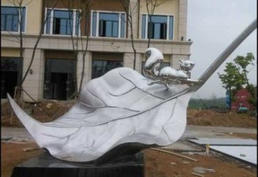 公园不锈钢松鼠树叶雕塑
