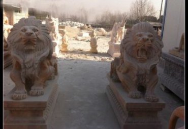 晚霞红门口欧式石狮子