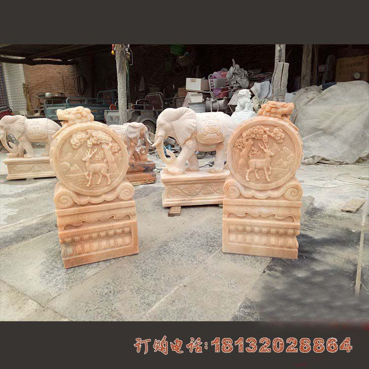 门口晚霞红狮子抱鼓石