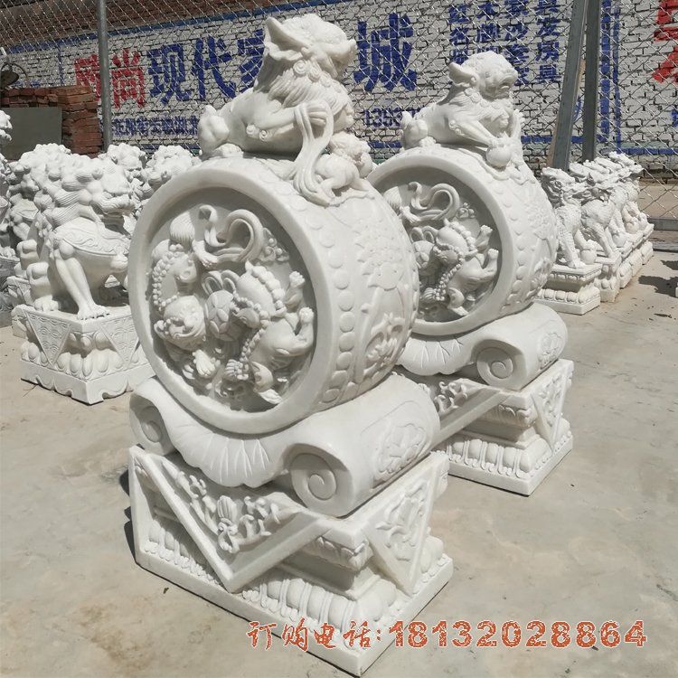 汉白玉狮子戏球石门墩