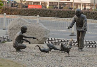 民俗主题喂鸡人物铜雕