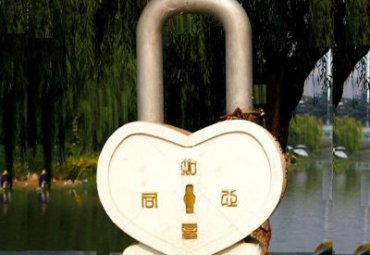 景区不锈钢心形同心锁雕塑
