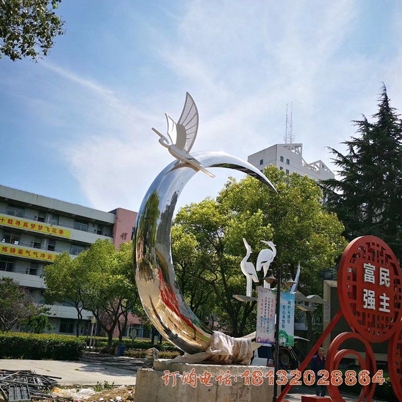 不锈钢镜面仙鹤月亮雕塑