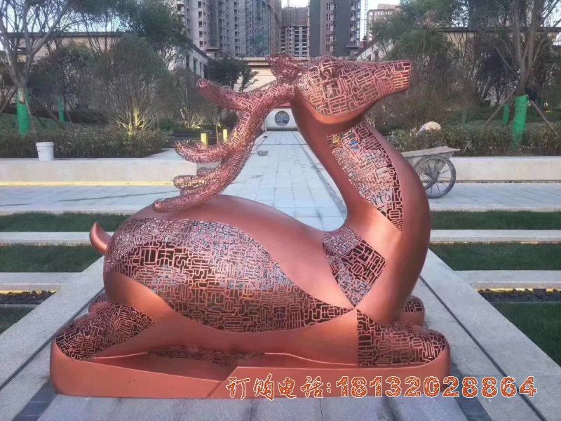 不锈钢镂空跪姿鹿雕塑