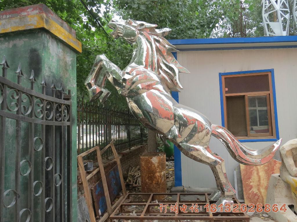 不锈钢奔跑的马，公园动物雕塑