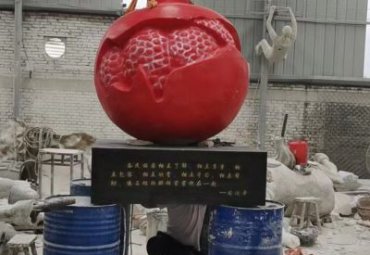 广东某公园玻璃钢仿真民族团结石榴籽雕塑