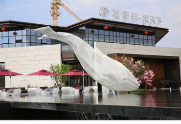 山东某县城不锈钢抽象鱼雕塑案例