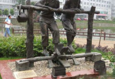 浙江某公园踩水车人物铜雕案例