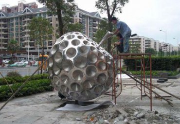 安徽某街边不锈钢大型苹果雕塑工程