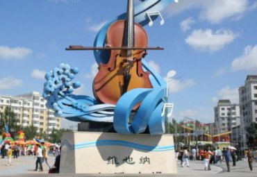 陕西某县城广场不锈钢大提琴雕塑案例