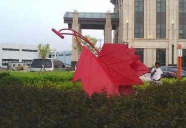山东某企业不锈钢枫叶雕塑项目