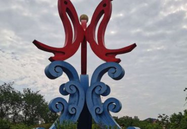 江西某广场不锈钢抽象鲤鱼海浪雕塑项目