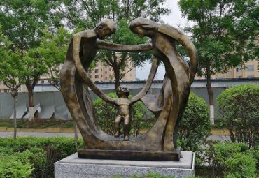 宁夏某小区抽象一家三口人物铜雕项目