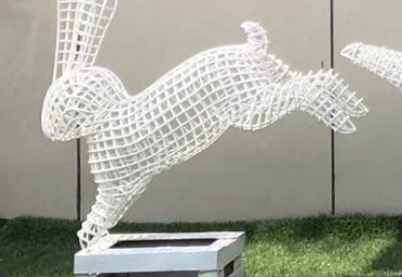 宁夏某小区不锈钢镂空兔子雕塑案例