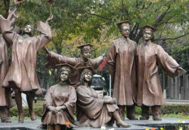 湖北某校园穿学士服人物铜雕项目