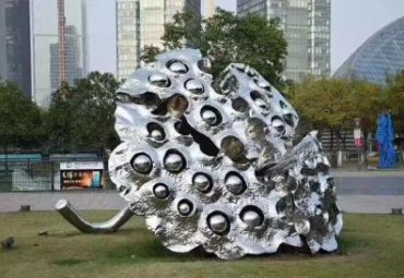 山东某县城不锈钢莲蓬雕塑案例