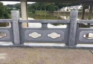 河南某公园大理石花朵镂空栏板石雕案例