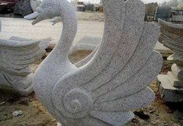 湖北某小区抽象喷水天鹅石雕案例